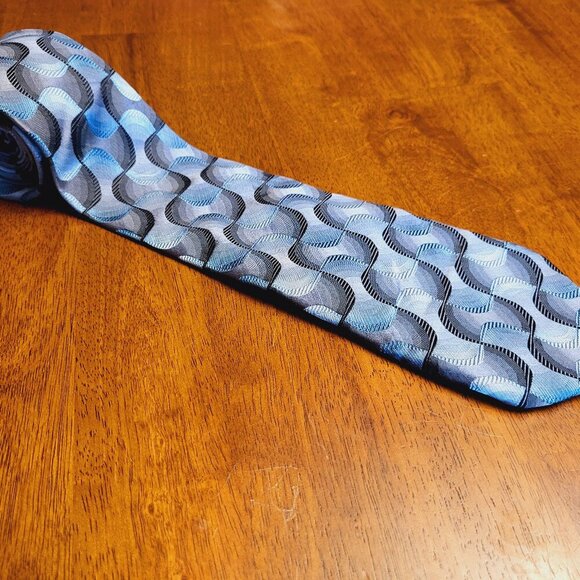 Crazy Horse ~ Geometric Necktie ~ Excellent Condition - Picture 1 of 6